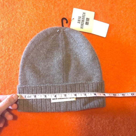 Anya Hindmarch Uniqlo collab brown 100% cashmere knitted beanie hat tuque NWT - Picture 7 of 8